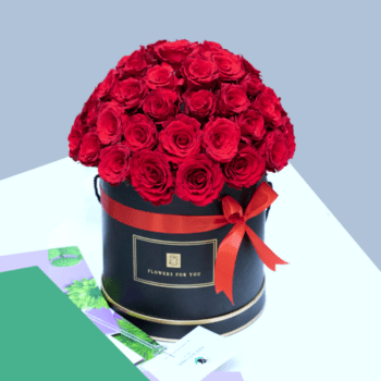 Red roses in a hat box