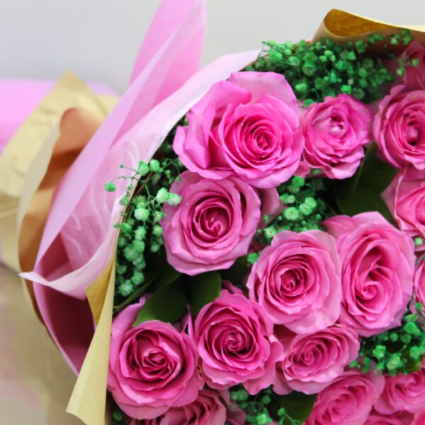 Bouquet of Charming Pink Blooms Roses