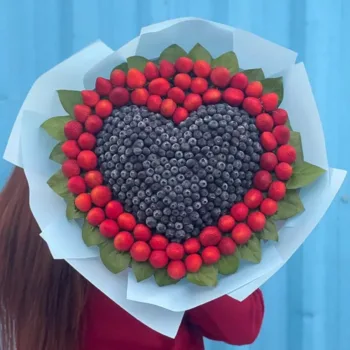 strawberries and blueberries bouquet in qatar