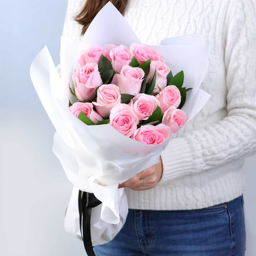 12 Light Pink Roses – Powder Kiss